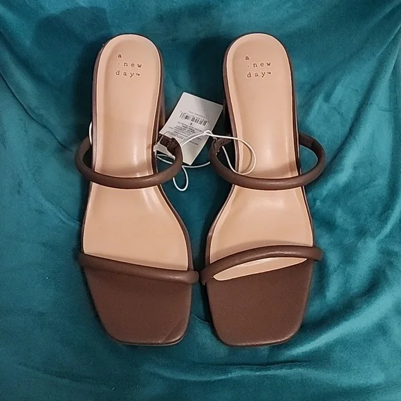 A New Day Rosewood/Cris Sandal NWT - Picture 1 of 4